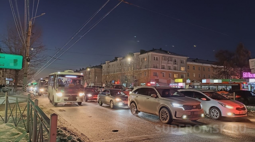 Под конец рабочей недели в Омске скопились огромные 10-балльные пробки и аварии