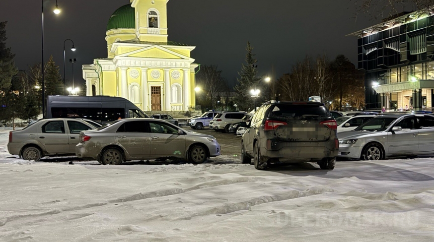 Омская богема приспособила газон обновленного сквера под парковку