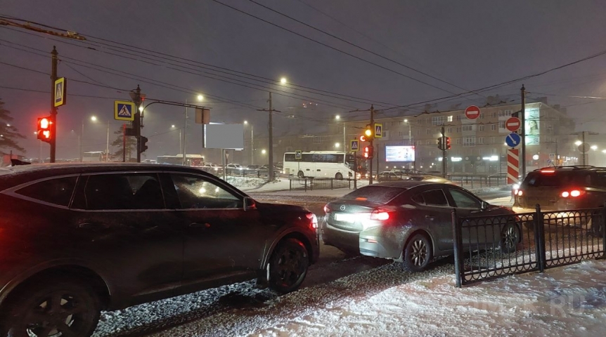 Рабочая неделя в Омске началась с жутких пробок на мостах с Левого берега