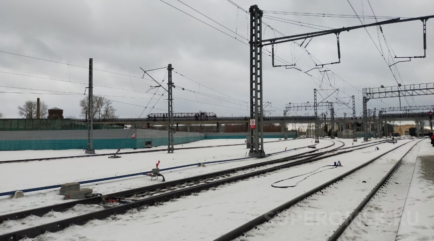 Молодая жительница Омской области попала под товарняк и выжила