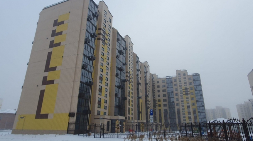 В Омске построили высотку на 185 квартир с подземным этажом и пятью лифтами