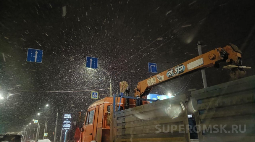 На Омск обрушился ночной снегопад