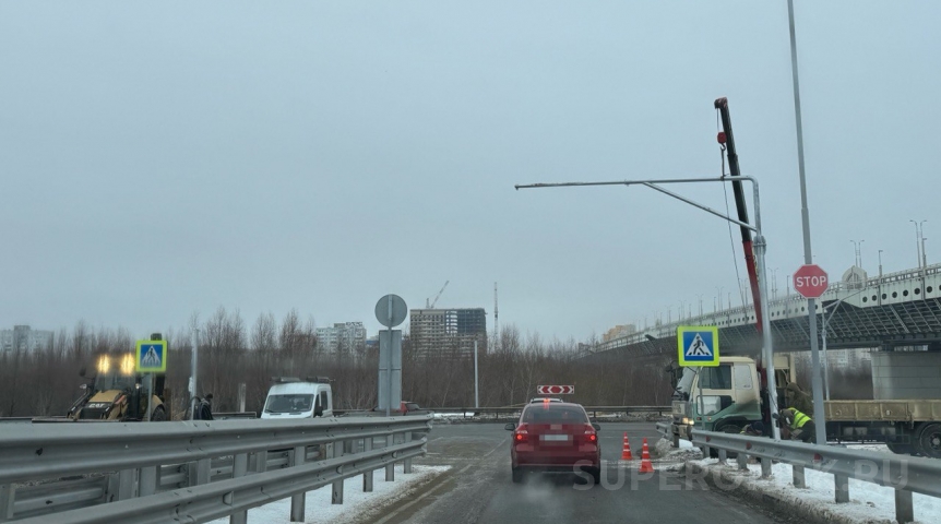 На аварийном съезде метромоста устанавливают пять светофоров