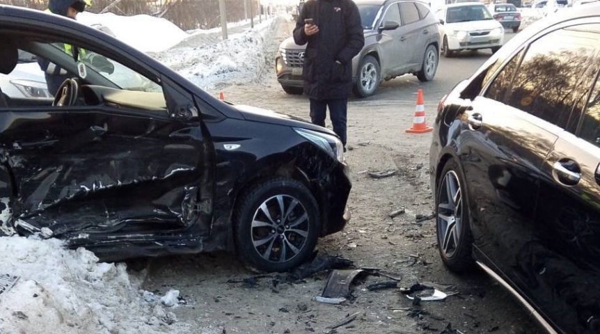 Появились фото с места ДТП, в которое попал тренер омского «Авангарда» Буше