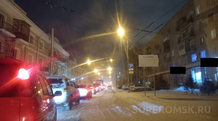 В заснеженном Омске скопились жуткие 9-балльные пробки и аварии