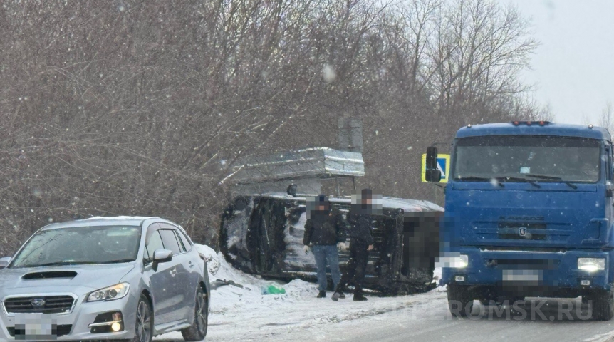В массовом ДТП на Сыропятском тракте под Омском пострадали пять человек
