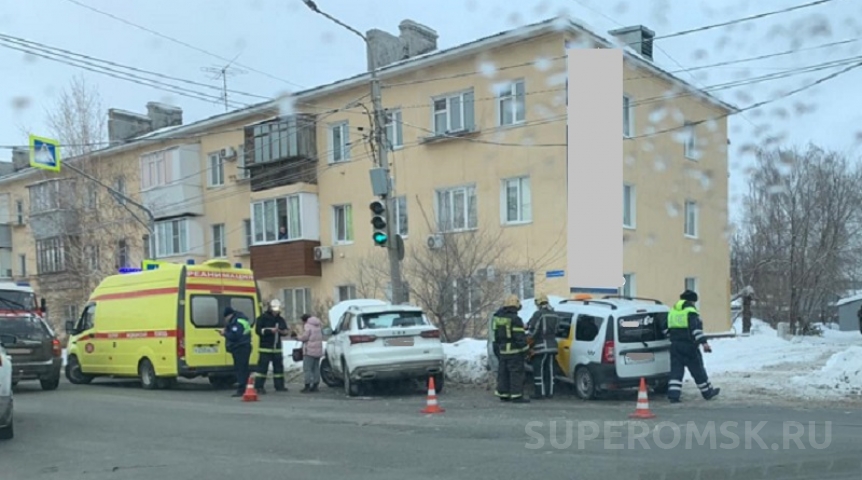 В Омске случилось жесткое ДТП с участием такси