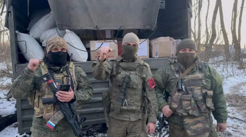 Поздравьте наших бойцов с Днем защитника Отечества и получите из рук героя памятный подарок от «Народного фронта»!