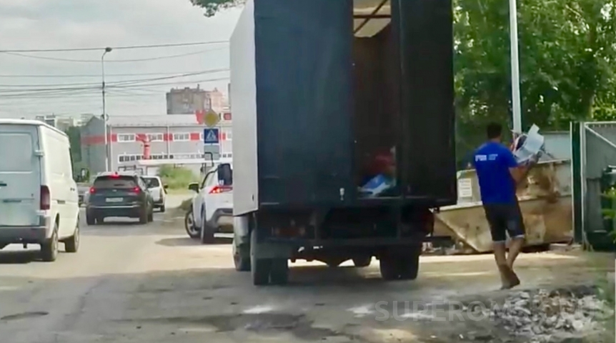 В Омске нашли виновников в подбросе строительных отходов в контейнеры для ТКО