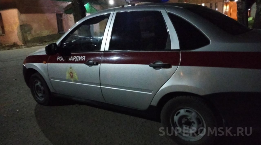 В сугробе возле омского ТЦ на Левобережье нашли женщину