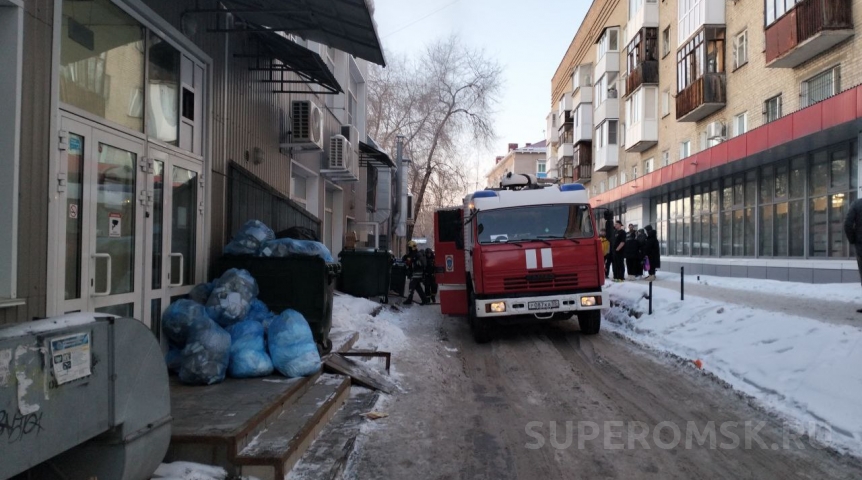 В центре Омска загорелся суши-бар