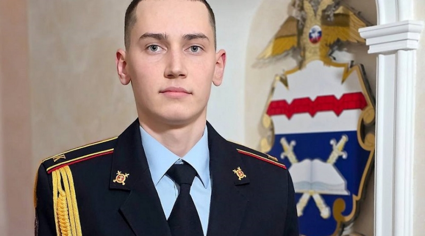 Омич рухнул в яму из-за обвалившегося грунта на Перелета