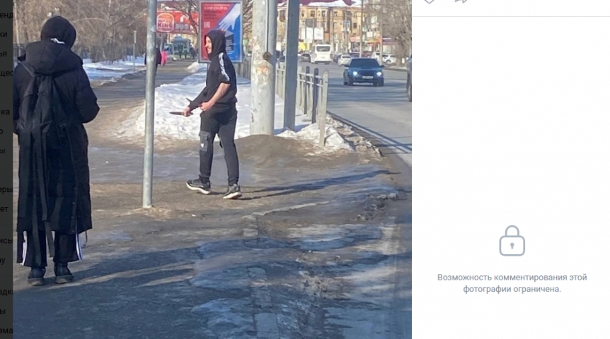 В омских Нефтяниках сняли пугавшего людей мужчину с ножами