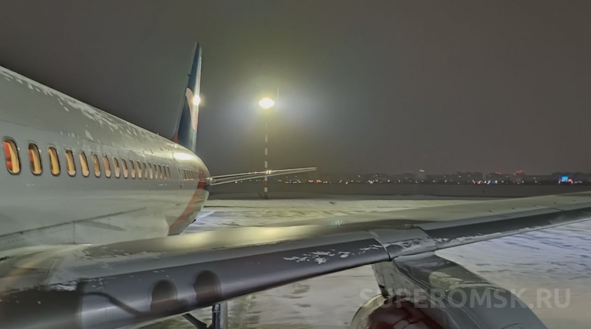 В омском аэропорту задерживаются рейсы