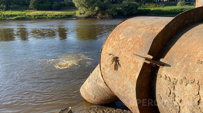 Омский рыбак без улова заснял выбросы на Оми