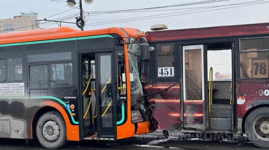 Появились кадры с места массовой аварии на Комсомольском мосту в Омске