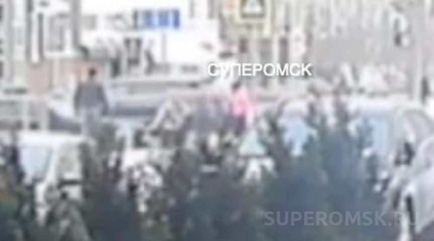 Появилось жуткое видео наезда машины на школьницу в Омске