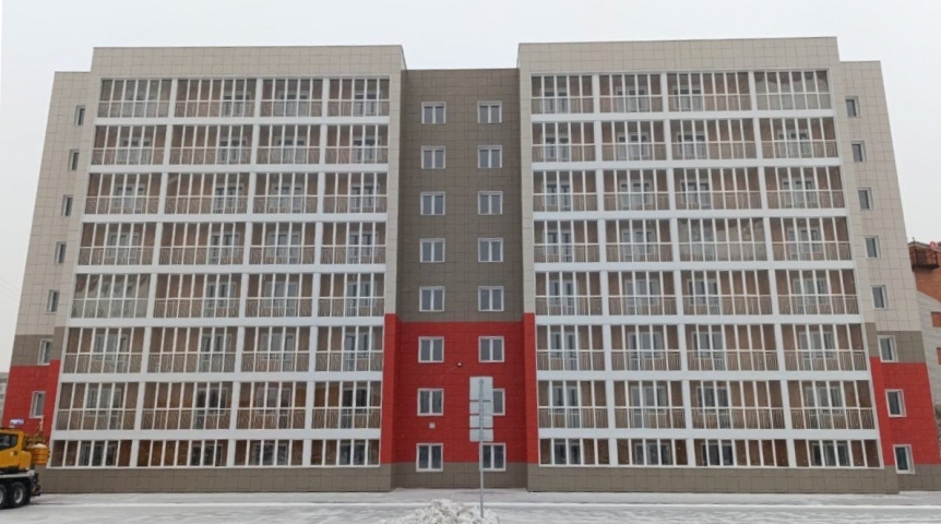 На Левобережье Омска построили девятиэтажку на 48 квартир-студий