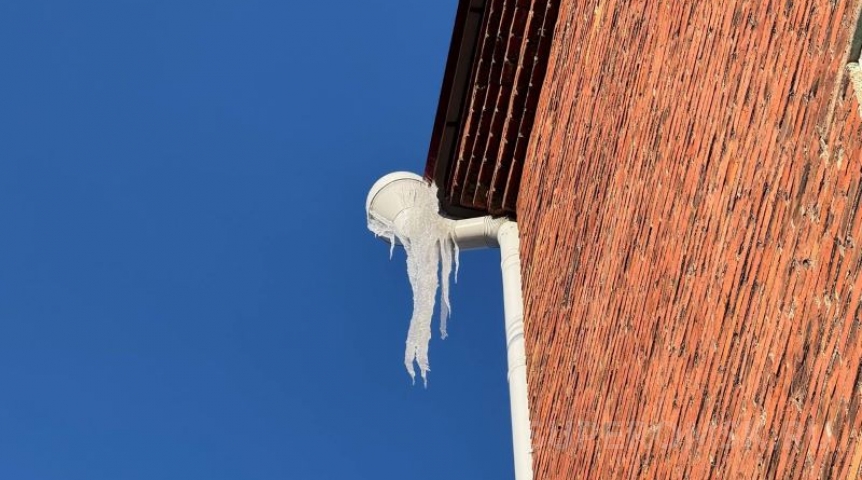 Омским УК и предпринимателям напомнили о штрафах за не очищенные от снега крыши