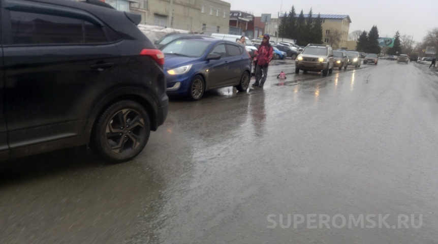 В центре Омска случилось ДТП с электробайком