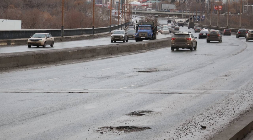 Омичи стали пробивать колеса на Фрунзенском мосту в Омске