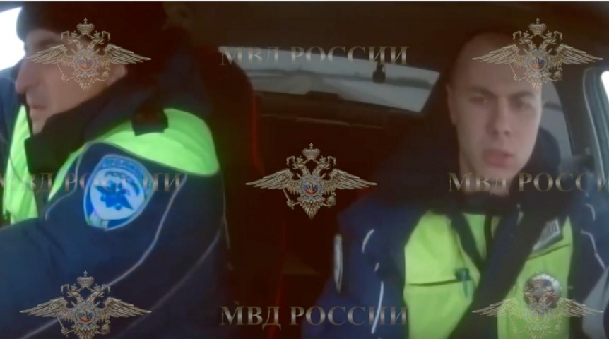 Появились кадры стрельбы сотрудников ДПС по угнанной машине на трассе Тюмень – Омск