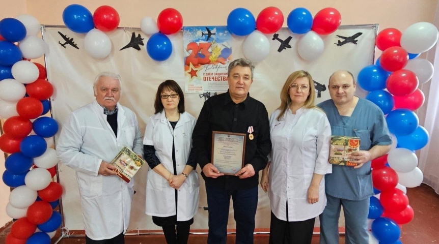 Хирурга омской ЦРБ наградили знаком отличия «За мужество и спасение жизни»