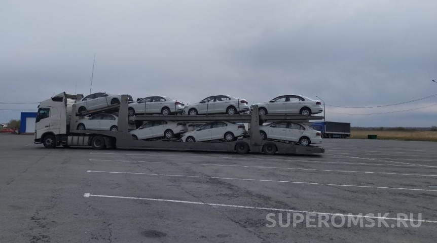 Эвакуированные с омских улиц авто оформят в городскую собственность