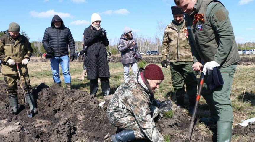 Омский губернатор Хоценко принял участие в высадке геоглифа «ПОБЕДЕ – 80»