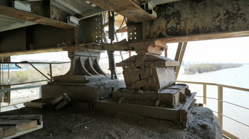 Мост у омского Телецентра прогнил насквозь