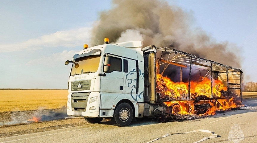 Появились фото вспыхнувшей на омской трассе фуры