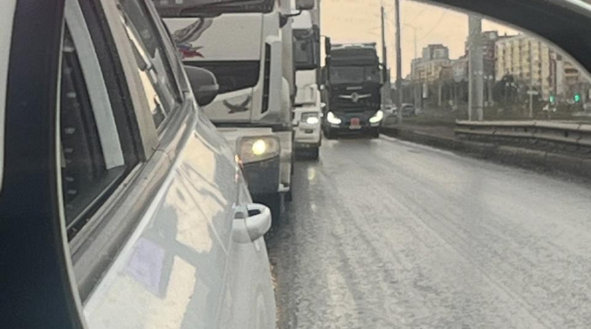 Запрещенные дальнобойщики восстановили справедливость на омском мосту у Телецентра