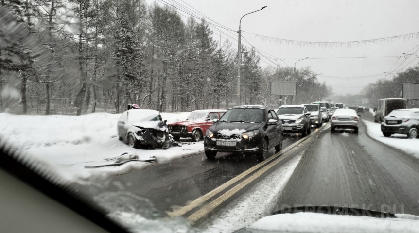 Массовая авария на Красном Пути в Омске почти заблокировала движение