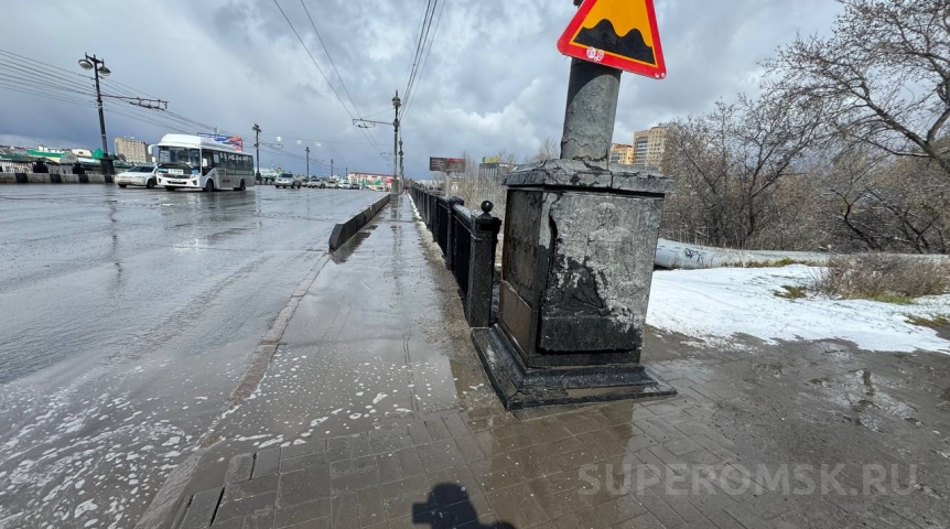 Перед ремонтом начал рассыпаться Комсомольский мост в центре Омска