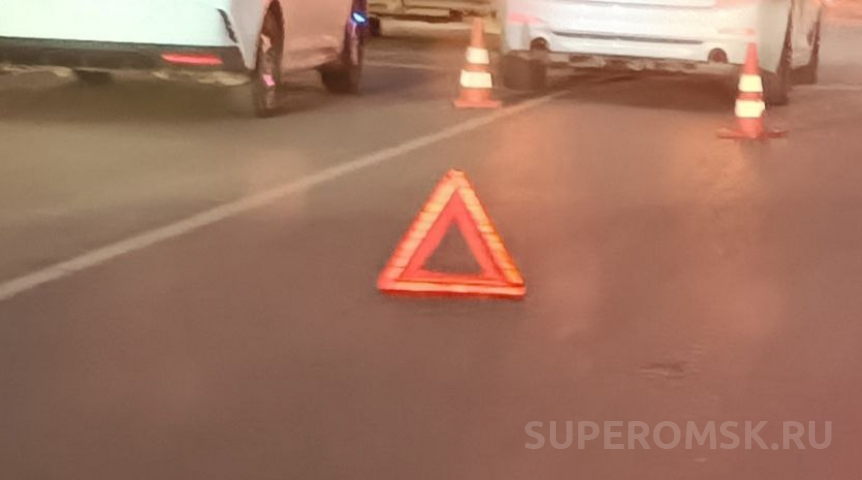 Под мостом в Омске перевернулась машина