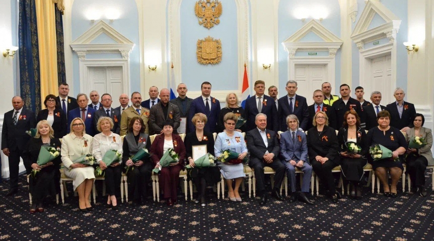 В Омске Хоценко наградил Полежаева орденом Александра Невского