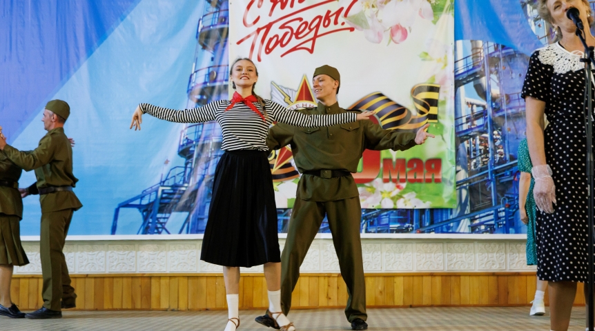 На заводе «Омский каучук» прошел конкурс военной песни, посвященный 80-летию Великой Победы
