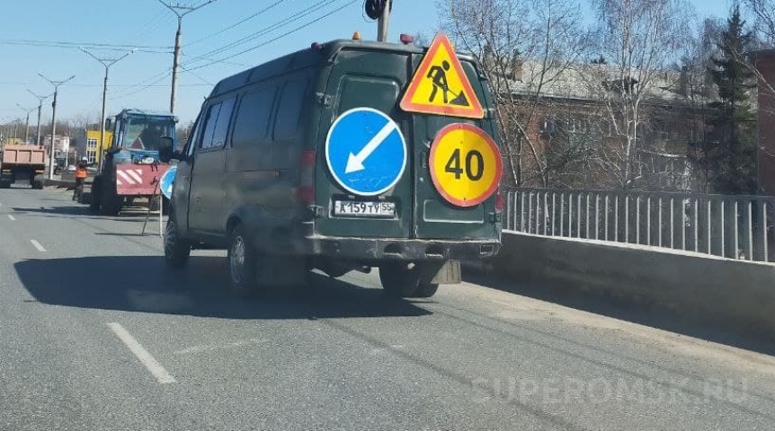 В Омске к Радонице отремонтировали дорогу у кладбища