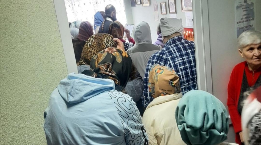 В открытой молельной омской больницы образовалась очередь