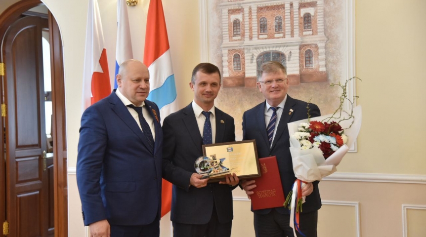 Мэр Омска Сергей Шелест наградил лучшего мецената города