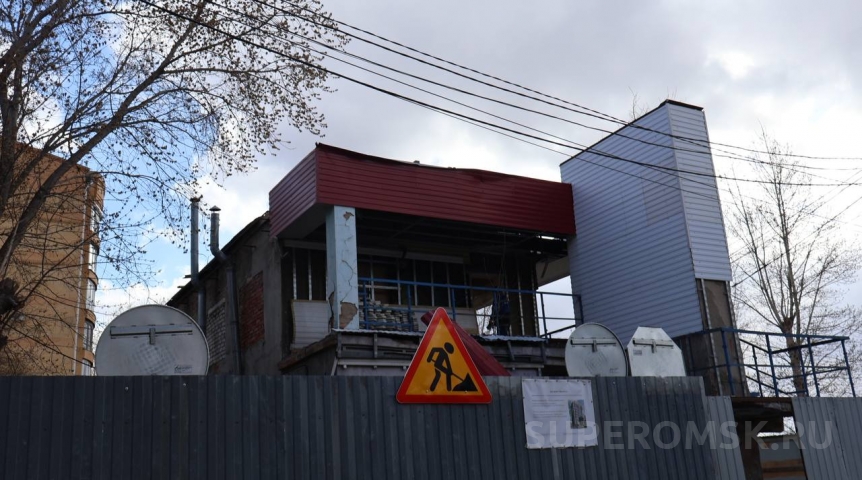 У центрального пляжа в Омске разбирают здание под гостиницу