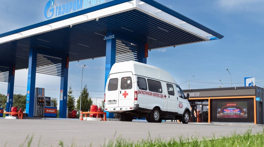 Омская больница получила топливо для скорой помощи юным пациентам от АЗС «Газпромнефть»