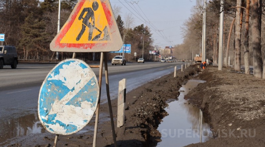 Уже пятый автобус улетел в кювет на Красном Пути в Омске