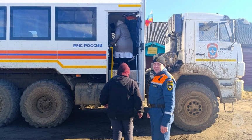 Из-за бездорожья на омском севере спасатели перешли в режим скорой помощи