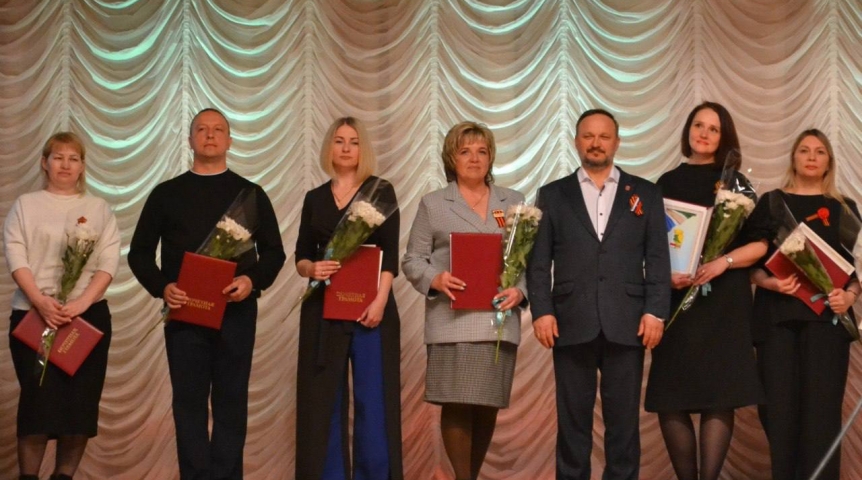 Геннадий Долматов наградил лучших работников местного самоуправления Омского района