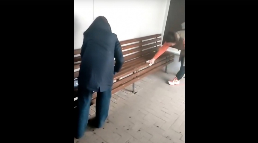 В Омске родители отмыли остановку после детей-вандалов