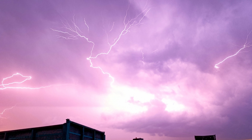 Под Омском запечатлели первую весеннюю молнию
