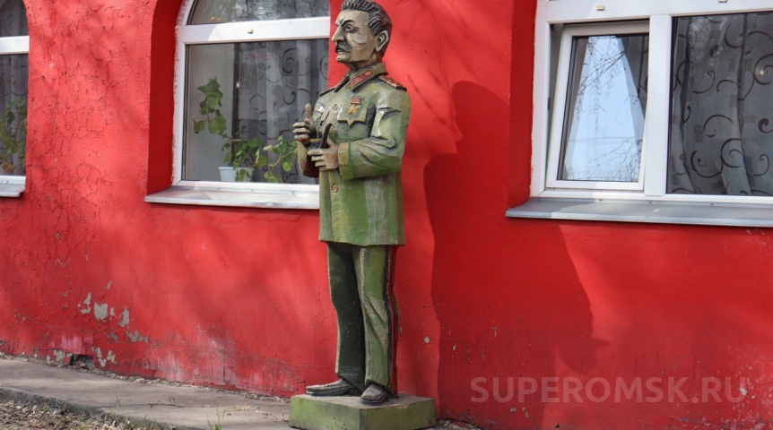 Памятник Сталину в Омске уже сломали