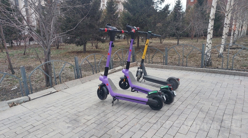 Омичам напомнили о 100 тысячах рублей штрафа за самокат