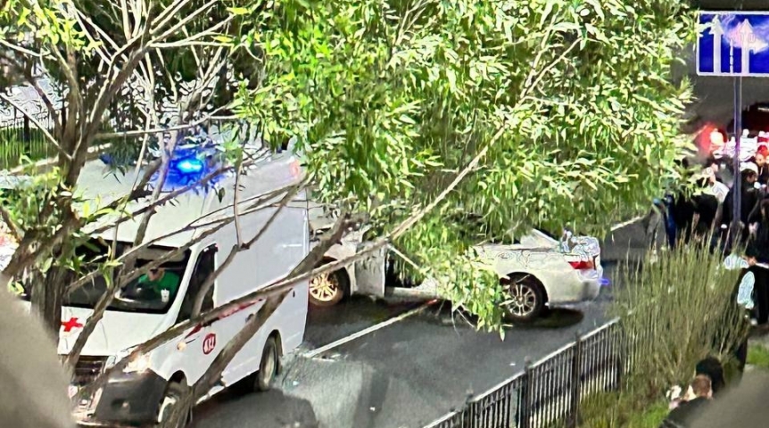 На Ленина в Омске опрокинулась машина после исхода пешеходов